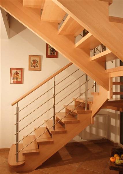 Dřevěné schodiště - schodnice sedlové - Style